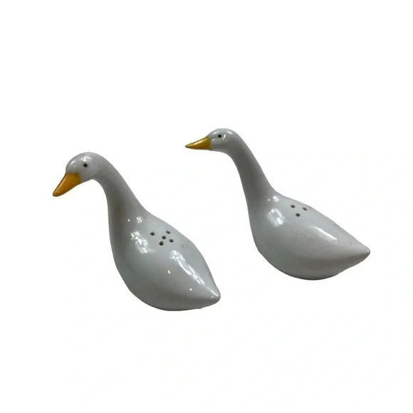 Vintage salt and pepper shaker bundle - Picture 2 of 6